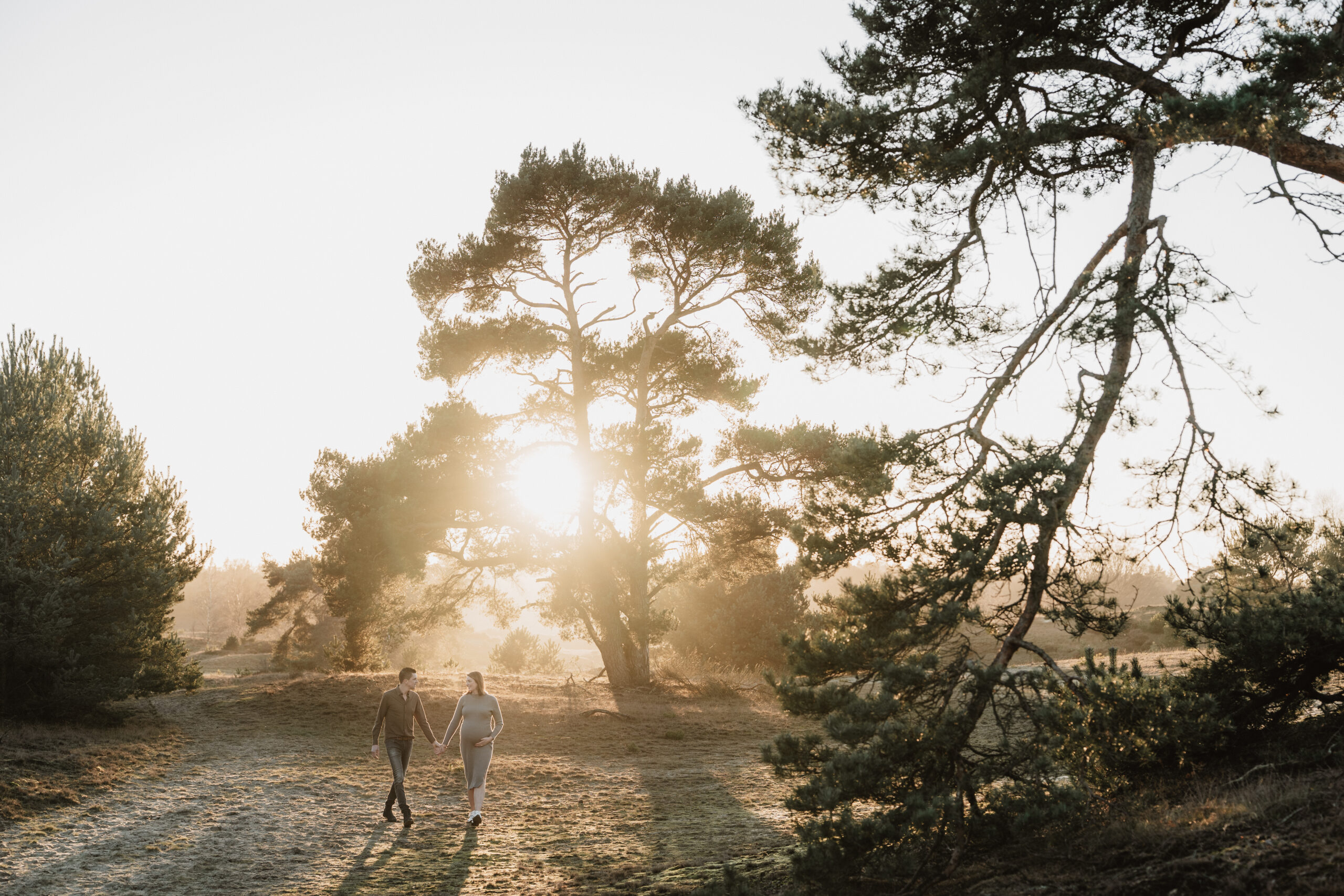 Zwangerschapsshoot tijdens golden hour op het Wekeromse Zand.